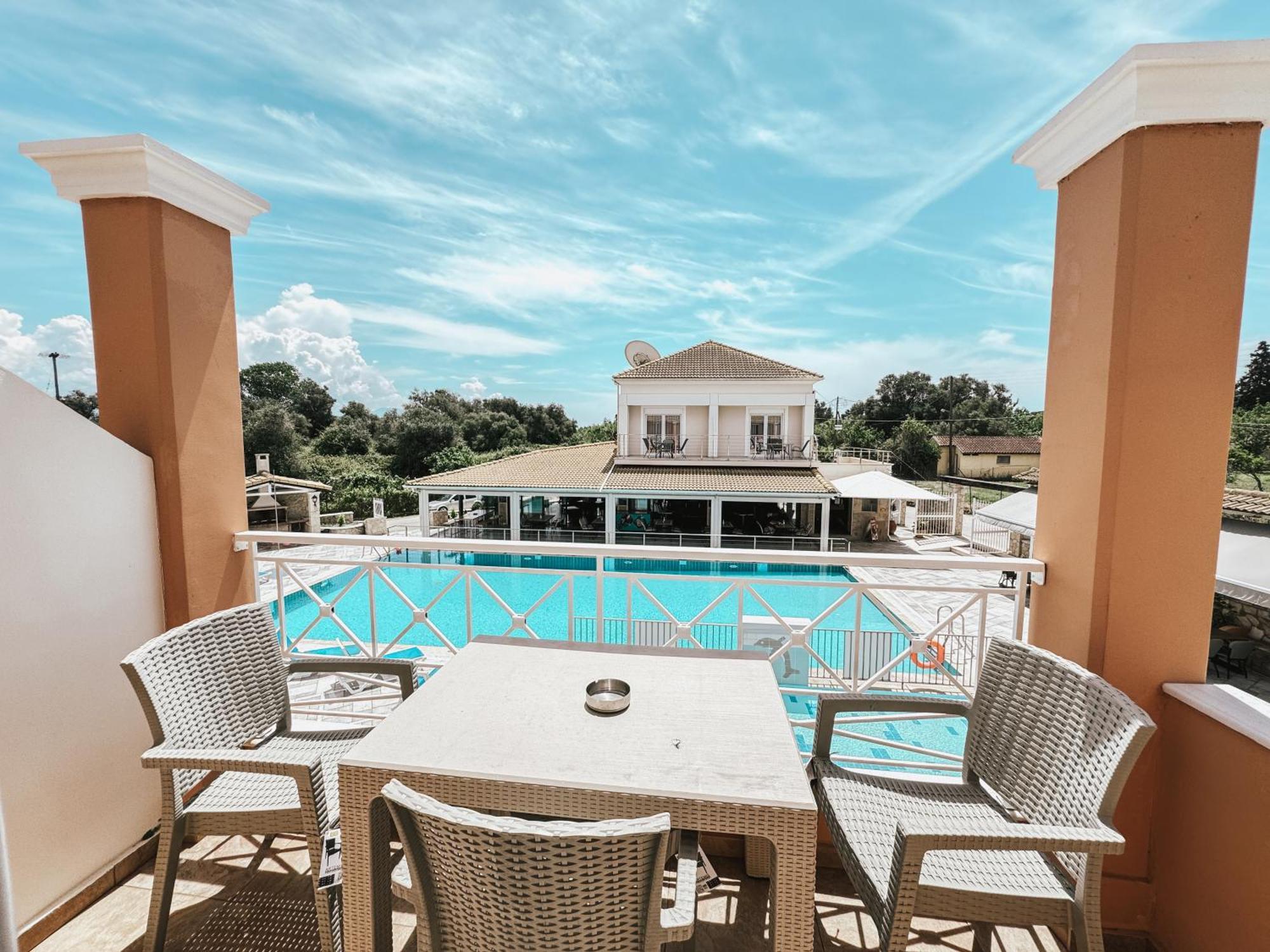 Kavos Plaza Hotel Eksteriør bilde